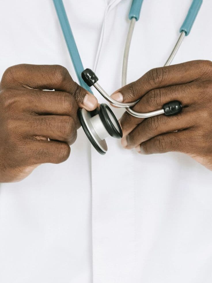 A Miren Health clinician examining a patient